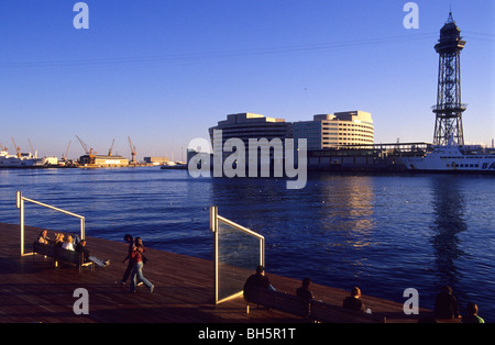 Persone a Rambla del Mar, World Trade Center in background, il porto di Barcellona. La Catalogna, Spagna. Foto Stock
