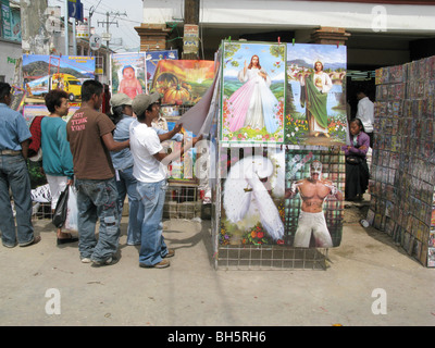 Messico locali azione di acquisto di DVD e poster A SAN CRISTOBAL MERCATO NEL CHIAPAS Foto Julio Etchart Foto Stock