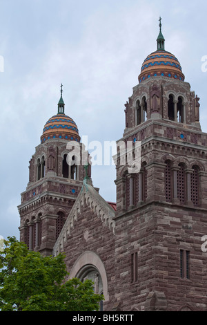 Cattedrale cattolica St.Peter of Marquette Upper Peninsula Michigan mi immagini basso angolo formato verticale ad alta risoluzione negli Stati Uniti ad alta risoluzione Foto Stock
