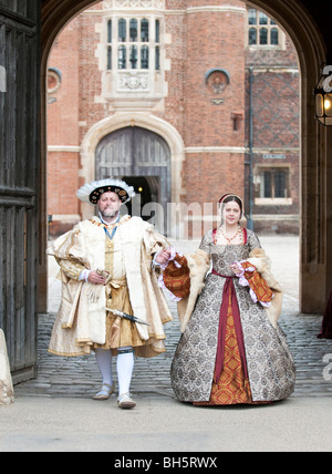 Due attori di Enrico VIII e Anna Bolena costumi che pongono al di fuori del cancello a Hampton Court Palace Foto Stock