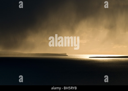 Dh Hoxa suono flusso SCAPA ORKNEY atmosferica nuvole di neve sole testa di hoxa isole skyscape meteo inverno Foto Stock