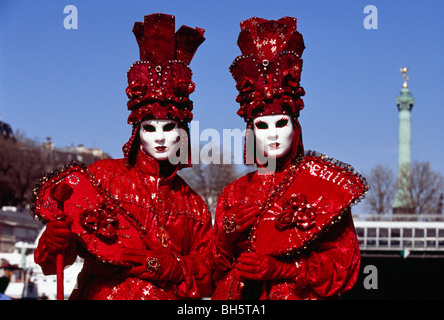 Due uomini vestito in costume stare vicino alla Piazza della Bastiglia durante un festival veneziano a Parigi Foto Stock