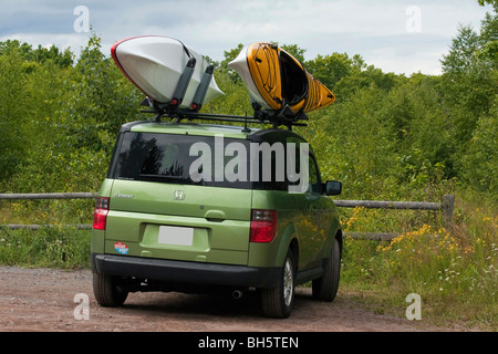 Portabagagli per auto ecologiche americane parcheggiata con kayak in Michigan Stati Uniti stile di vita americano nessuno ad alta risoluzione orizzontale Foto Stock