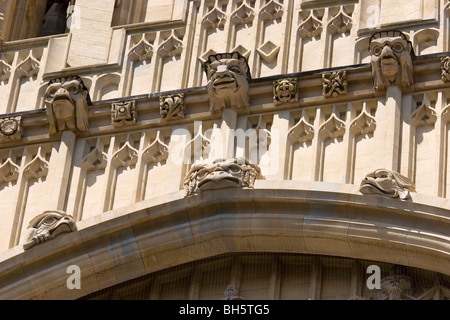 Grottesche su Wills Memorial Building, Strada della Regina dell'Università di Bristol, Clifton, Bristol, Inghilterra. Foto Stock