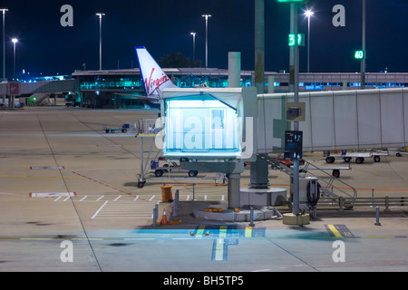 Svuotare Jetway di lonely DALL'AEROPORTO DI BRISBANE BNE YBBN nel mezzo della notte. In attesa di un piano in ritardo. Foto Stock