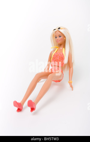 Vintage di alta bikini barbie con lunghi capelli biondi isolata contro uno sfondo bianco. Foto Stock