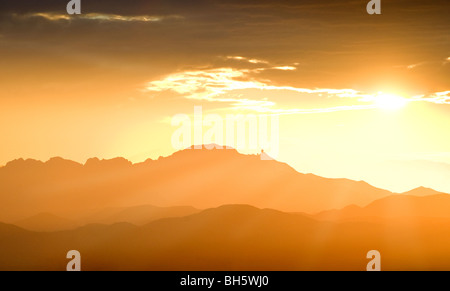 Montagne a sud-ovest di Tucson compresi Kitt Peak e l'Osservatorio Kitt Peak al tramonto. Foto Stock