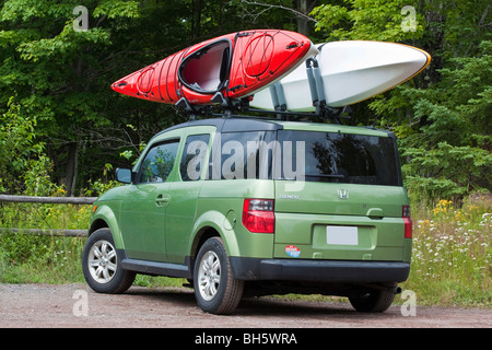 Elemento portabagagli per auto ecologiche americane parcheggiato con kayak nel Michigan negli Stati Uniti basso angolo nessuno stile di vita americano vita quotidiana ad alta risoluzione Foto Stock