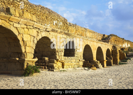 L acquedotto di epoca romana a costa del Mar Mediterraneo in Israele Foto Stock