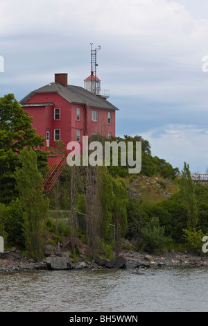 Marquette Harbor Lighthouse Lake Superior Upper Peninsula Michigan negli Stati Uniti Stati Uniti grandi Laghi angolo basso nessuno verticale ad alta risoluzione Foto Stock