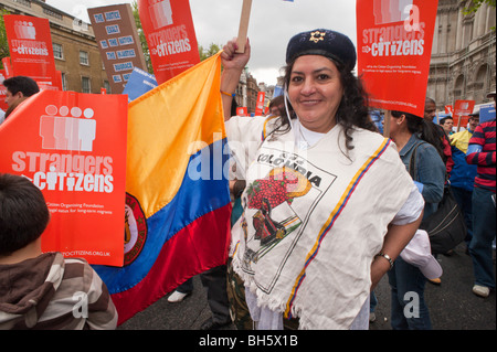 Donna colombiana su Strangers in cittadini marzo e rally, Londra, maggio 2009 Foto Stock