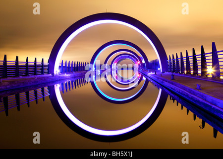 Un'esposizione lunga notte immagine da Falkirk Wheel, Scozia. Foto Stock