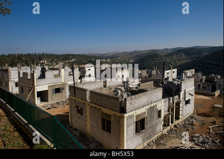 Un sito di un alloggiamento nuovo sviluppo è visto nella West Bank insediamento ebraico di Halamish vicino a Ramallah Israele Foto Stock