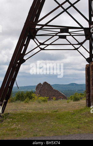 Vecchia casa abbandonata Quincy Mine Hancock Upper Peninsula Michigan negli Stati Uniti paesaggio distrutto Vista frontale nessuno verticale ad alta risoluzione Foto Stock