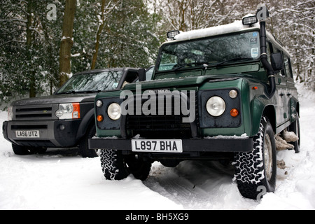 Land Rover giovani e vecchi nella neve Foto Stock