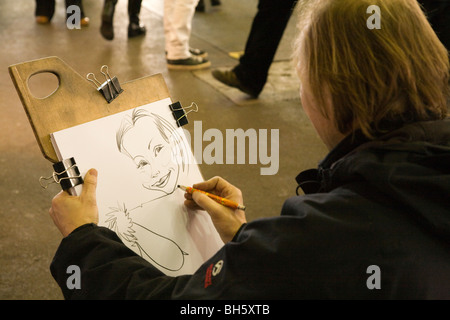 Ragazza avente il suo ritratto disegnato da un artista di Antibes, in Provenza, Francia Foto Stock