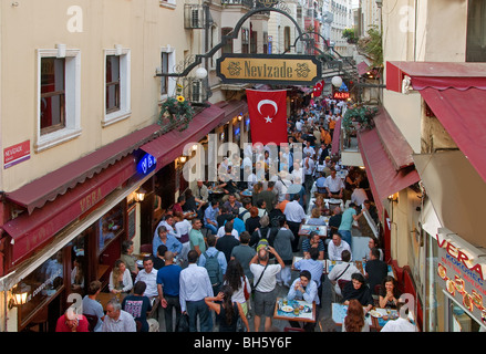 Ristoranti a Nevizade Street Beyoglu Istanbul Turchia Foto Stock