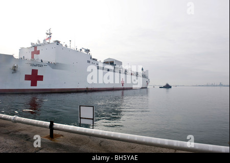 I militari di comando Sealift nave ospedale USNS Comfort si allontana dal Cantone di Pier. Foto Stock