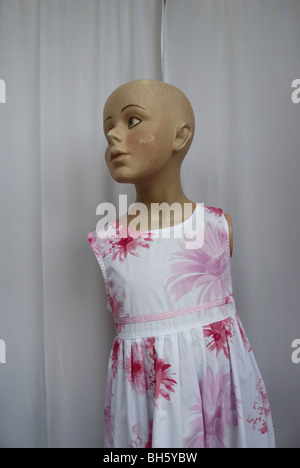Bald bambino manichino senza armi in una carità vetrina Foto Stock