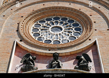 Ecuador Cuenca, vista in dettaglio di una circolare vetrata con statue al di sotto di esso, sulla facciata della nuova Catedral Metropo Foto Stock