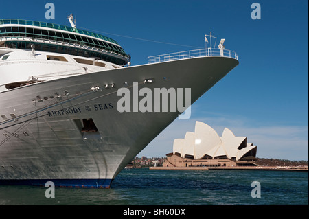 Lussuosa Nave da Crociera Rhapsody dei mari accanto al Circular Quay di Sydney Opera House di Sydney, Australia Foto Stock