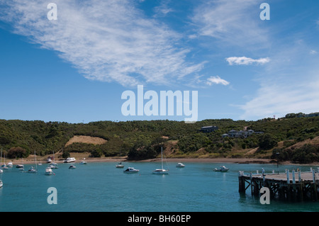 Gruppo di barche a vela ormeggiata in Isola di Waiheke, Nuova Zelanda Foto Stock