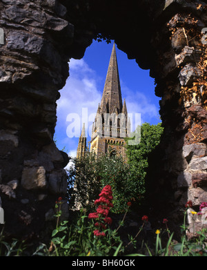 Cattedrale di Llandaff Prichard guglia visto attraverso la rovina di Llandaff Campanile Cardiff South Wales UK Foto Stock