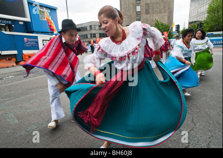 Stranieri in cittadini marzo e rally, Londra, maggio 2009. Latin American ballerini in marzo Foto Stock