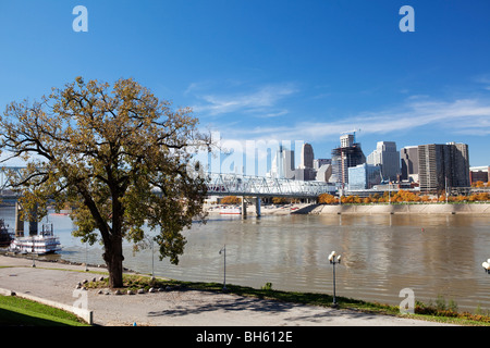 Lo skyline di Cincinnati come visto da Newport. John Roebling bridge spanning da Newport al centro cittadino di Cincinnati sul fiume Ohio Foto Stock