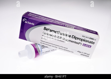 Medicina di prescrizione tubo di actavis betametasone dipropionato unguento e il suo imballaggio tagliato fuori. Foto Stock