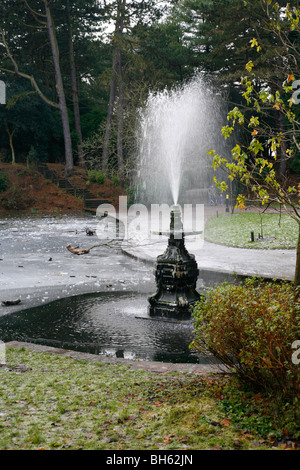 Una fontana nel Parco di Williamson Lancaster in inverno. Foto Stock