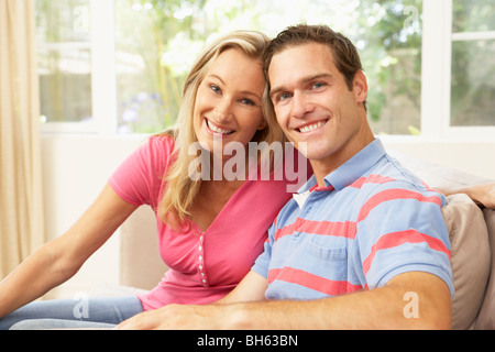 Coppia giovane rilassante sul divano di casa Foto Stock