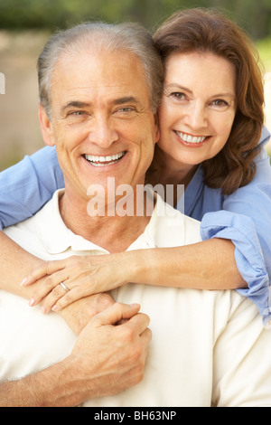 Coppia senior relax nel giardino insieme Foto Stock