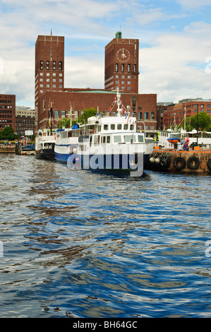 Le torri gemelle del Radshus (Municipio) sono una delle grandi attrazioni di Oslo, Norvegia Foto Stock