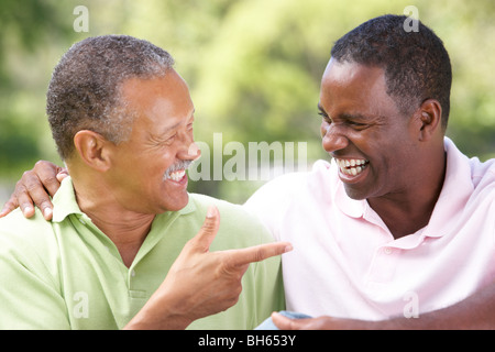 Padre Con figlio adulto in posizione di parcheggio Foto Stock