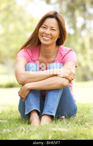 Ritratto di giovane donna in posizione di parcheggio Foto Stock