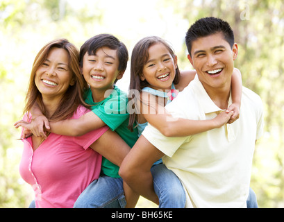 Famiglia godendo di giorno in posizione di parcheggio Foto Stock