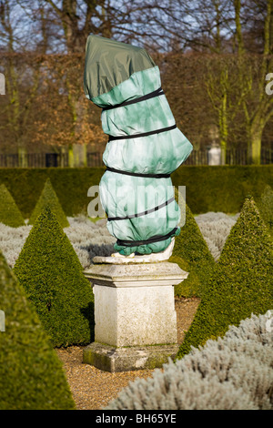 Statua avvolto per la protezione dal gelo, nel giardino formale al lato est della casa di prosciutto. Ham Casa, Surrey. Regno Unito. (51) Foto Stock