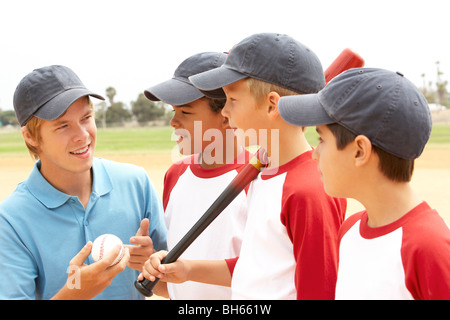 Ragazzi in squadra di baseball con pullman Foto Stock