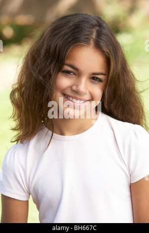 Ritratto di giovane ragazza in posizione di parcheggio Foto Stock