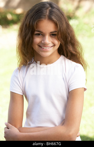 Ritratto di giovane ragazza in posizione di parcheggio Foto Stock