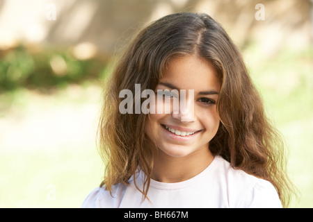 Ritratto di giovane ragazza in posizione di parcheggio Foto Stock