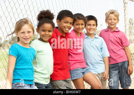 Un gruppo di bambini che giocano nel parco Foto Stock