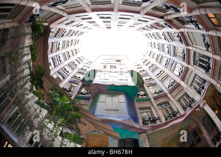 Casa Mila Atrium di architetto Antoni Gaudi, Barcellona, in Catalogna, Spagna Foto Stock