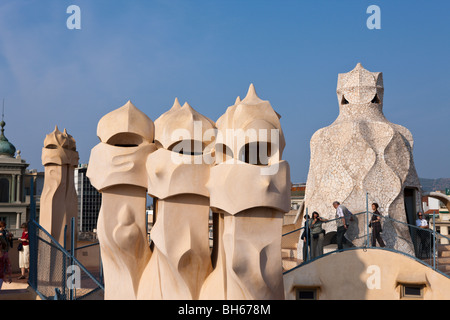 Sculture di architetto Antoni Gaudi su Casa Mila tetto, Barcellona, in Catalogna, Spagna Foto Stock