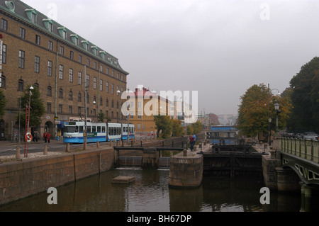 Un canale e scene di strada con i tram a Göteborg in Svezia su una giornata autunnale Foto Stock