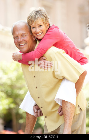 Coppia senior al Divertimento in città Foto Stock