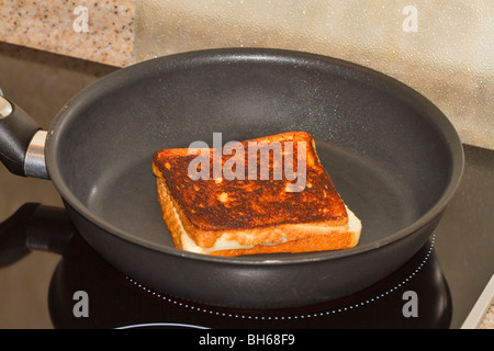 Formaggio alla griglia sandwich in padella Foto Stock