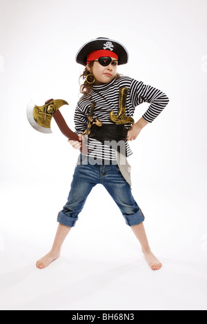 Bambina in costume da pirata con la spada Foto stock - Alamy