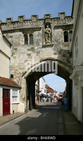 Salisbury - High Street cancello che conduce alla cattedrale vicino Foto Stock